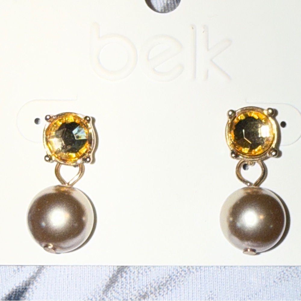Belk Colored Pearl gold tone pierced Earrings NWT